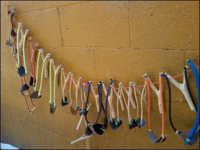 Enid a fait deux écharpes : une rose pour elle et une autre pour Mercredi ; de quelle couleur est celle de Mercredi ?