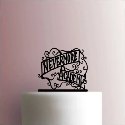 Comment s'appelle la directrice de la Nevermore Academy ?