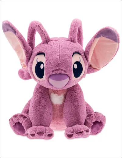 À la fête dans le premier épisode, madame Weems mange un burger.
Qu'est-ce que Mercredi lui apporte pour que son attention soit détournée ?