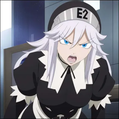 Ça manquait un peu de filles. Qui est cette charmante demoiselle à lair très bienveillant ?