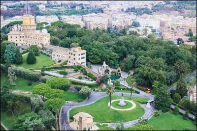Combien y a-t-il de collines dans la ville de Rome ?