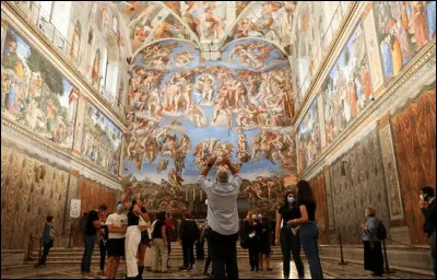 Où peut-on admirer les voûtes peintes par Michel-Ange en 1508 ?
