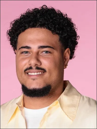 Elle est en couple avec Noah (éliminé 4e de cette saison Star Ac) :