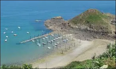Je vous propose une halte en bord de Manche, au port de Gwin Zegal, à Plouha. Ville de l'arrondissement de Guingamp, elle se situe dans le département ...