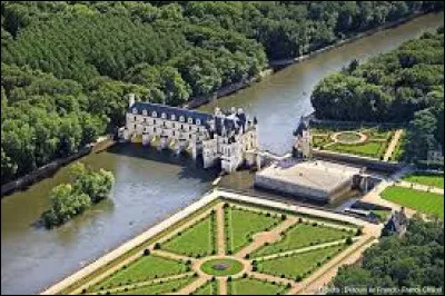 Quel est ce château représenté sur la photo ci-dessus ?