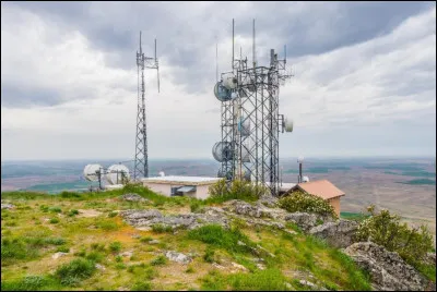 En France, comment appelle-t-on couramment un territoire non couvert par les réseaux mobiles ?