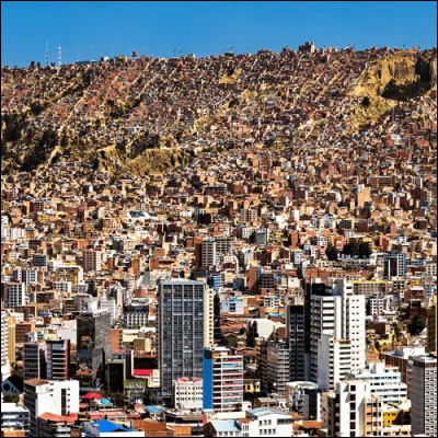 Dans quel pays se situe la plus haute capitale administrative du monde ?