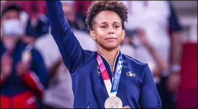 Dans quel sport Amandine Buchard s'illustre-t-elle ?