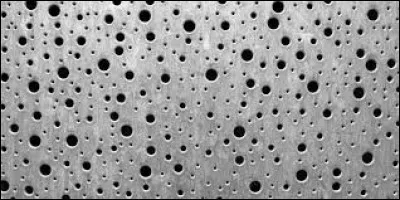 Dans quelle chanson Serge Gainsbourg dit-il : "J'fais des trous, des petits trous, encore des petits trous" ?