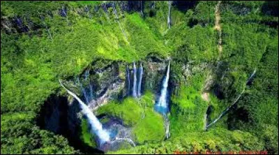 Sur quelle île trouve-t-on le 'Trou de Fer', une dépression géologique formant un gouffre d'environ 300 mètres de profondeur ?