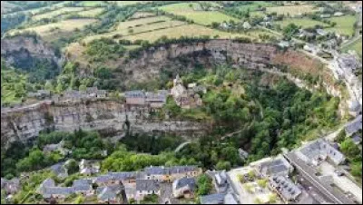 Dans quel département français peut-on admirer le Trou de Bozouls ?