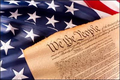 Qui a écrit la Constitution des États-Unis de manière anonyme sous le pseudonyme "Publius" ?