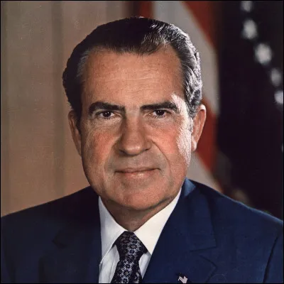 Quelle figure anonyme a joué un rôle majeur dans la chute de Nixon en révélant le scandale du Watergate ?
