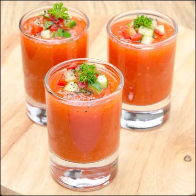 Quelle soupe espagnole est servie froide et à base de tomates ?