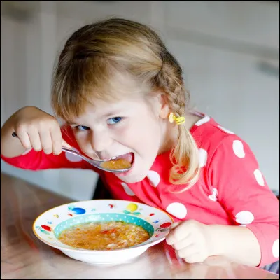 Dans quelle culture est-il poli de faire du bruit en mangeant sa soupe ?