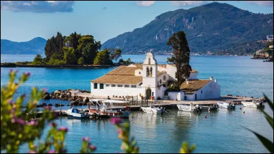 Quelles îles grecques, dont Corfou, ont été brièvement françaises sous la Ire République ?