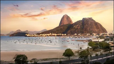 À quelle ville appartient l'île de Villegagnon, dans la baie de Guanabara, qui fut le centre de l'éphémère colonie de la France antarctique ?