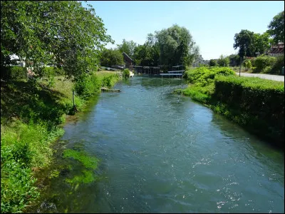 Quelle ville est traversée par la Canche ?