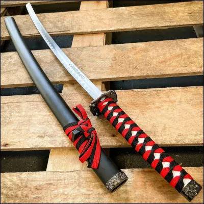 Et pour finir, voici un sabre japonais pouvant mesurer de 60 à 80 cm.
Quel est le nom de ce sabre ?