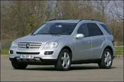 Cet autre 4X4 gris est un ...