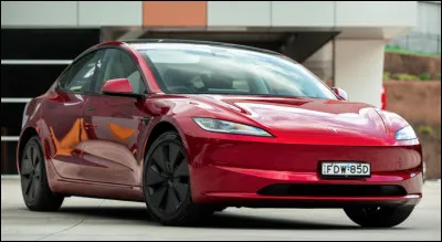 Quelle est cette marque américaine de voitures électriques créée en 2003 ?