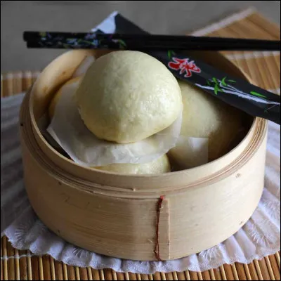 Le mantou et le baozi sont deux pains chinois cuits à la vapeur. Cependant un point les différencie, lequel ?