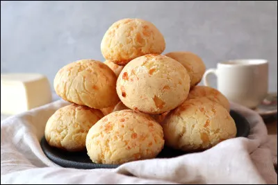 Quel élément différencie pão de queijo brésilien des autres pains ?