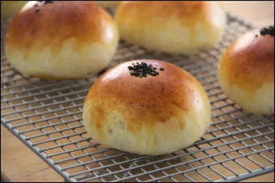 Avec quelle pâte fourre-t-on l'anpan au Japon ?