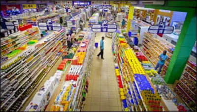 Tout le monde connaît la signification du mot carrefour : une intersection.
Quelle est l'enseigne [tronquée], de la grande surface de même nom ?