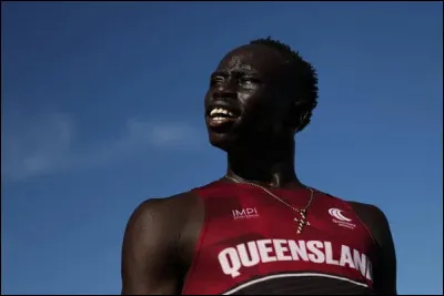 Inutile cette fois de tergiverser : retrouvez les noms et prénoms de ce jeune champion d'ascendance sud-soudanaise qui court sous les couleurs australiennes.