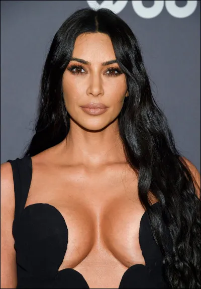 Qui est cette Kim, personnalité médiatique, mondaine, actrice et femme d'affaires américaine ?
