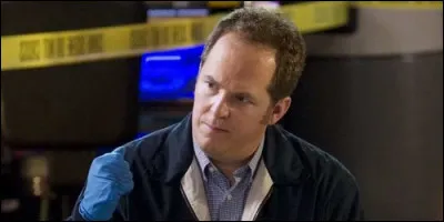 Comment surnomme-t-on l'assistant du légiste David Philips ?