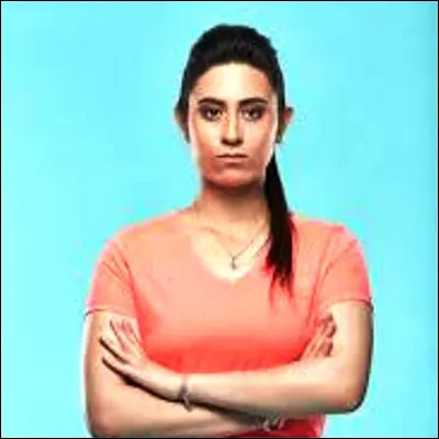 Dans quel sport de raquette, se jouant sur un terrain de 9,7 m&egrave;tres de longueur et de 6,4 m&egrave;tres de largeur, l�&Eacute;gyptienne Nour El Sherbini a-t-elle remport&eacute; sept championnats du monde ?