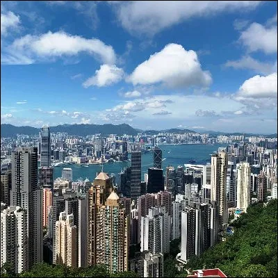 Quel dirigeant chinois a &eacute;nonc&eacute; le principe "un pays, deux syst&egrave;mes" suite &agrave; l�accord de r&eacute;trocession de Hong Kong, renvoyant &agrave; la coexistence entre le pays communiste et la ville capitaliste ?