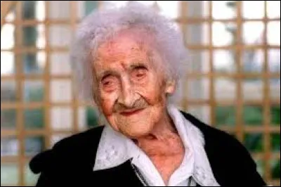 Décédée à Arles le 4 août 1997, Jeanne Calment est une supercentenaire, qui fut doyenne des Français en 1986, puis doyenne du monde à partir du 11 janvier 1988. Être humain ayant vécu le plus longtemps, et dont la date de naissance est vérifiée, à quel âge s'éteignit-elle ?