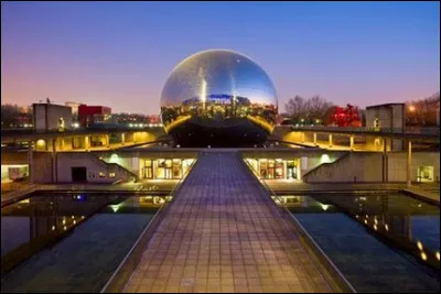 Dans quel lieu se trouve cette boule architecturale ?