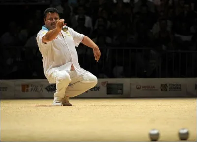 Quel est le poids d'une boule de pétanque ?