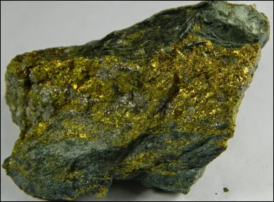 Quel est le minéral exploité comme sources de minerai de cuivre ?