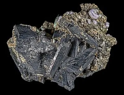 Dans quel minéral trouve-t-on le tungstène, le plus résistant de tous les métaux naturels ?