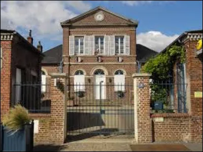 Nous commençons cette promenade dans les Hauts-de-France, à Allonne. Commune de la banlieue de Beauvais, elle se situe dans le département ...