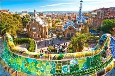 Dans ce pays, on peut flâner dans le magnifique parc Guell.