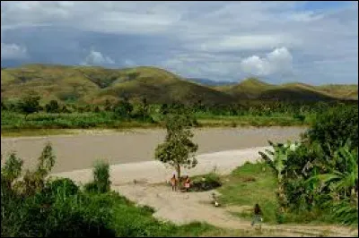 Lequel de ces pays est traversé par le fleuve Artibonite ?