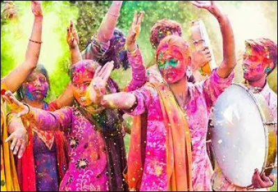 Cinquième destination : 
Ce n'est pas tout, tu pars ensuite pour ta prochaine destination quand tu découvres un festival où les gens se jettent des poudres colorées. Mais dans quel pays te trouves-tu ?