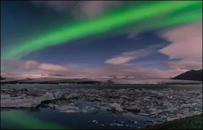 Sixième destination : 
Pendant le vol tu remarque de magnifiques aurores boréales. Tu es tout simplement fasciné par ce phénomène, tu n'en n'avais jamais vues en vrai ! Ta mère t'indique d'ailleurs que le vol s'arrête dans quelques minutes et que vous atterrissez dans la ville de Reykjavik. Dans quel pays vas-tu atterrir ?