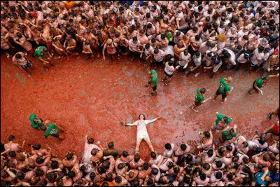 Neuvième destination : 
Oh pourquoi les habitants se lancent-ils des tomates ? Dans quel pays es-tu ?