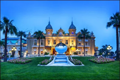 À quelle chanteuse doit-on ces mythiques et inoubliables paroles de chanson : "Dis, t'as vu Monte Carlo, non j'ai vu monter personne" ?