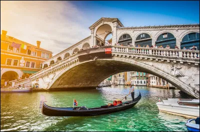 Combien de ponts la ville de Venise possède-t-elle au total ?