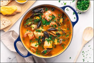 Quelle est la soupe traditionnelle de Marseille qui est élaborée à partir de poissons de roche et accompagnée d'une sauce rouille ?