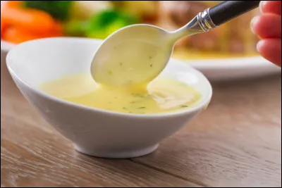 Quel ingrédient n'est pas utilisé dans la préparation d'une sauce au beurre blanc qui convient parfaitement aux poissons ?
