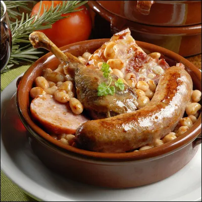 Quelle viande est la plus couramment utilisée pour préparer le cassoulet, un plat traditionnel du Sud-Ouest de la France ?